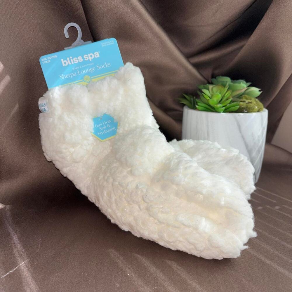 Bliss spa aloe Vera infused sherpa lounge socks